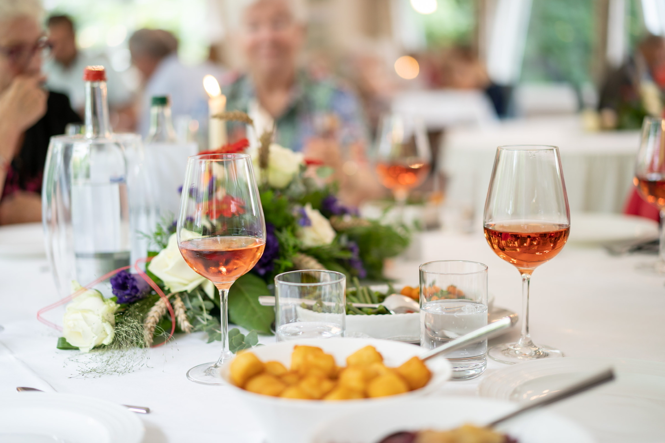 Leckeres Essen mit vollen Weingläsern